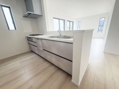 お料理をしながらリビングの家族やゲストとの会話が楽しめるカウンタータイプのキッチン。毎日のお料理を楽しく快適に。