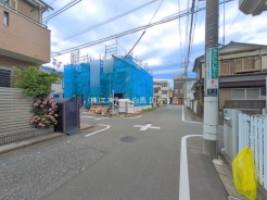 安心して暮らすことのできる住宅街。 住宅地の道路は一般に交通量が少なく車などの騒音が少ないため、住民にとって静かな生活環境が提供されます。