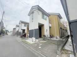 周辺の街並みの中で適度な主張、生活に溶け込むシンプルなデザインの外観が魅力の一戸建です。
