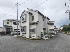 周辺環境に馴染む落ち着いた佇まい。角地ならではの開放感と穏やかな日常が流れる住環境が魅力です。
