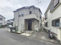 周辺の街並みの中で適度な主張、生活に溶け込むシンプルなデザインの外観が魅力の一戸建です。