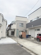 周辺の街並みの中で適度な主張、生活に溶け込むシンプルなデザインの外観が魅力の一戸建です。