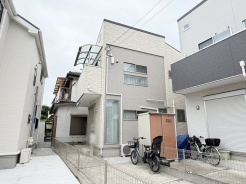 すっきりとした外観が美しい住まい。日々の生活を丁寧に送れる落ち着きのある環境です。