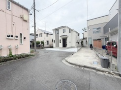 安心して暮らすことのできる住宅街。 住宅地の道路は一般に交通量が少なく車などの騒音が少ないため、住民にとって静かな生活環境が提供されます。