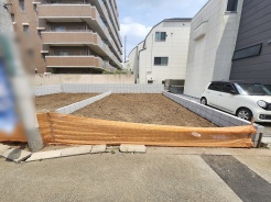 現地ご見学の際、スタッフが様々なご質問に対応いたします、周辺環境、前面道路、建築可能な建物について、ぜひご相談ください。