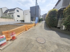 安心して暮らすことのできる住宅街。 住宅地の道路は一般に交通量が少なく車などの騒音が少ないため、住民にとって静かな生活環境が提供されます。