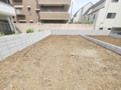 現地ご見学の際、スタッフが様々なご質問に対応いたします、周辺環境、前面道路、建築可能な建物について、ぜひご相談ください。