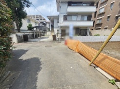 現地ご見学の際、スタッフが様々なご質問に対応いたします、周辺環境、前面道路、建築可能な建物について、ぜひご相談ください。