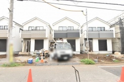 周辺の街並みの中で適度な主張、生活に溶け込むシンプルなデザインの外観が魅力の一戸建です。