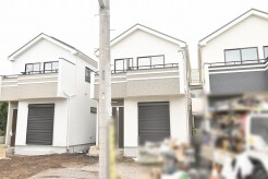 周辺の街並みの中で適度な主張、生活に溶け込むシンプルなデザインの外観が魅力の一戸建です。