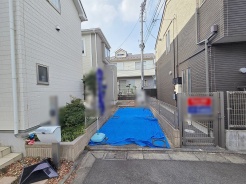 安心して暮らすことのできる住宅街。 住宅地の道路は一般に交通量が少なく車などの騒音が少ないため、住民にとって静かな生活環境が提供されます。