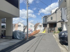 安心して暮らすことのできる住宅街。 住宅地の道路は一般に交通量が少なく車などの騒音が少ないため、住民にとって静かな生活環境が提供されます。