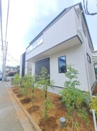 建物が完成しましたので室内のご見学予約スタート。当日のご見学予約も大歓迎です。お気軽にご連絡ください。エステート白馬国分寺店は火曜水曜も営業しております。