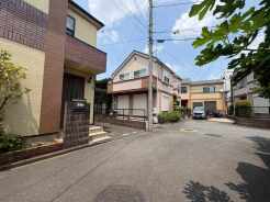 安心して暮らすことのできる住宅街。 住宅地の道路は一般に交通量が少なく車などの騒音が少ないため、住民にとって静かな生活環境が提供されます。