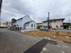 安心して暮らすことのできる住宅街。 住宅地の道路は一般に交通量が少なく車などの騒音が少ないため、住民にとって静かな生活環境が提供されます。