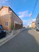 周辺は住宅が建ち並ぶ閑静な住宅街です。