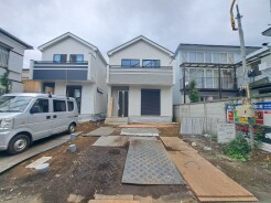 安心して暮らすことのできる住宅街。 住宅地の道路は一般に交通量が少なく車などの騒音が少ないため、住民にとって静かな生活環境が提供されます。