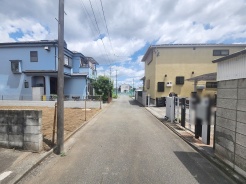 安心して暮らすことのできる住宅街。 住宅地の道路は一般に交通量が少なく車などの騒音が少ないため、住民にとって静かな生活環境が提供されます。