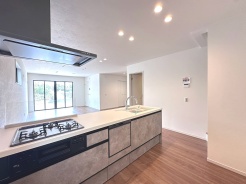 お料理をしながらリビングの家族やゲストとの会話が楽しめるカウンタータイプのキッチン。毎日のお料理を楽しく快適に。