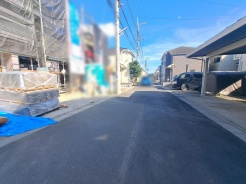 安心して暮らすことのできる住宅街。 住宅地の道路は一般に交通量が少なく車などの騒音が少ないため、住民にとって静かな生活環境が提供されます。