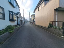 安心して暮らすことのできる住宅街。 住宅地の道路は一般に交通量が少なく車などの騒音が少ないため、住民にとって静かな生活環境が提供されます。