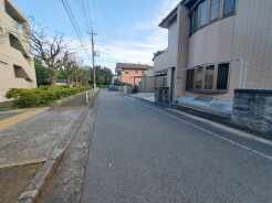 周辺は住宅が建ち並ぶ閑静な住宅街です。