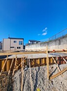 安心して暮らすことのできる住宅街。 住宅地の道路は一般に交通量が少なく車などの騒音が少ないため、住民にとって静かな生活環境が提供されます。