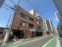 周辺の街並みの中で適度な主張、生活に溶け込むシンプルなデザインの外観が魅力の建物です。