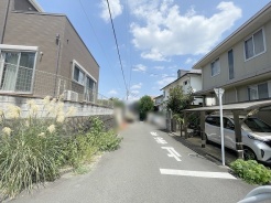 安心して暮らすことのできる住宅街。 住宅地の道路は一般に交通量が少なく車などの騒音が少ないため、住民にとって静かな生活環境が提供されます。