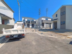 安心して暮らすことのできる住宅街。 住宅地の道路は一般に交通量が少なく車などの騒音が少ないため、住民にとって静かな生活環境が提供されます。