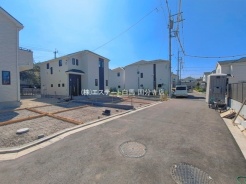 安心して暮らすことのできる住宅街。 住宅地の道路は一般に交通量が少なく車などの騒音が少ないため、住民にとって静かな生活環境が提供されます。