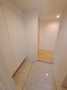 明るく広々とした玄関は、家に入る瞬間から心地よい居心地を感じさせます。