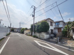 安心して暮らすことのできる住宅街。 住宅地の道路は一般に交通量が少なく車などの騒音が少ないため、住民にとって静かな生活環境が提供されます。