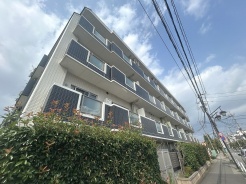 周辺の街並みの中で適度な主張、生活に溶け込むシンプルなデザインの外観が魅力のマンションです。