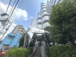 周辺の街並みの中で適度な主張、生活に溶け込むシンプルなデザインの外観が魅力のマンションです。