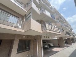 端正な外観が街並みに馴染み、穏やかな日常を予感させる洗練されたデザインの住まいです。