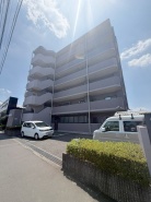 周辺の街並みの中で適度な主張、生活に溶け込むシンプルなデザインの外観が魅力の建物です。