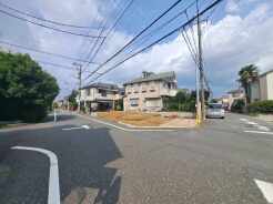 現在建物を建築中です、建築中の物件については現地確認の他、同施工会社の完成施工例のご案内、担当者のプレゼンテーションにてご検討ください。適切なご検討の方法をご説明させて頂きます。