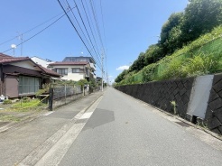 安心して暮らすことのできる住宅街。 住宅地の道路は一般に交通量が少なく車などの騒音が少ないため、住民にとって静かな生活環境が提供されます。