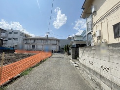 安心して暮らすことのできる住宅街。 住宅地の道路は一般に交通量が少なく車などの騒音が少ないため、住民にとって静かな生活環境が提供されます。