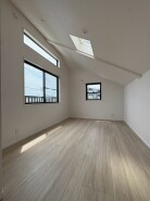洋室はモダンなデザインと機能性を備え、快適な生活空間に。明るい窓から差し込む自然光が広々とした空間をさらに明るく開放的に感じさせます。