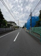 周辺は住宅が建ち並ぶ閑静な住宅街です。