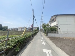 安心して暮らすことのできる住宅街。 住宅地の道路は一般に交通量が少なく車などの騒音が少ないため、住民にとって静かな生活環境が提供されます。