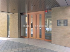 周辺の街並みの中で適度な主張、生活に溶け込むシンプルなデザインの外観が魅力の建物です。