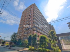 現地のご見学予約もスタートしました。
風格漂う外観が日々の帰宅を温かく迎えてくれます。周囲の緑と馴染む洗練された設計が印象的です