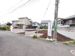 安心して暮らすことのできる住宅街。 住宅地の道路は一般に交通量が少なく車などの騒音が少ないため、住民にとって静かな生活環境が提供されます。
