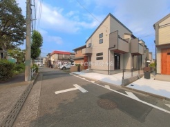 1号棟 安心して暮らすことのできる住宅街。 住宅地の道路は一般に交通量が少なく車などの騒音が少ないため、住民にとって静かな生活環境が提供されます。