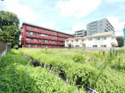 周辺は住宅が建ち並ぶ閑静な住宅街です。