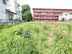 現地ご見学の際、スタッフが様々なご質問に対応いたします、周辺環境、前面道路、建築可能な建物について、ぜひご相談ください。