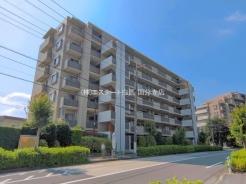 周辺の街並みの中で適度な主張、生活に溶け込むシンプルなデザインの外観が魅力の建物です。